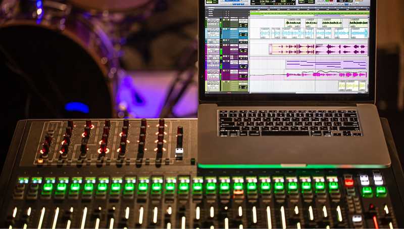 Music company retains customers using subscription tracking reports