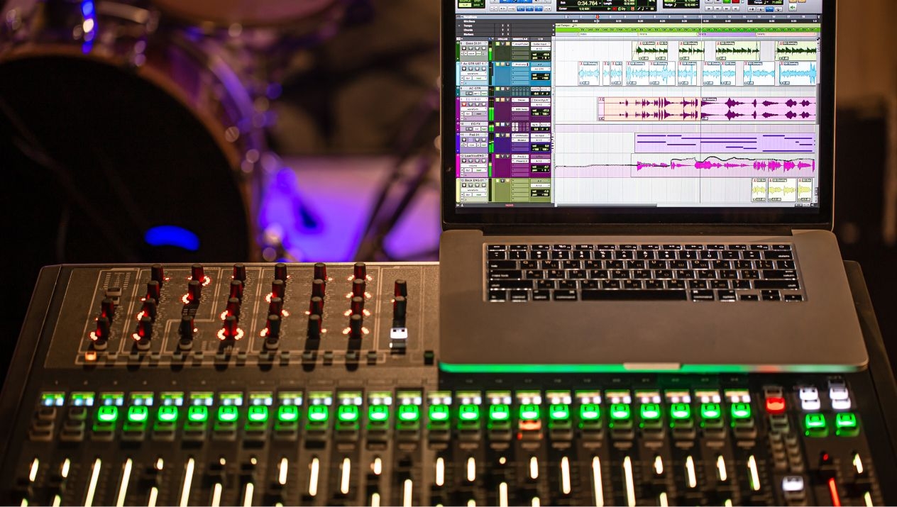 Music company retains customers using subscription tracking reports